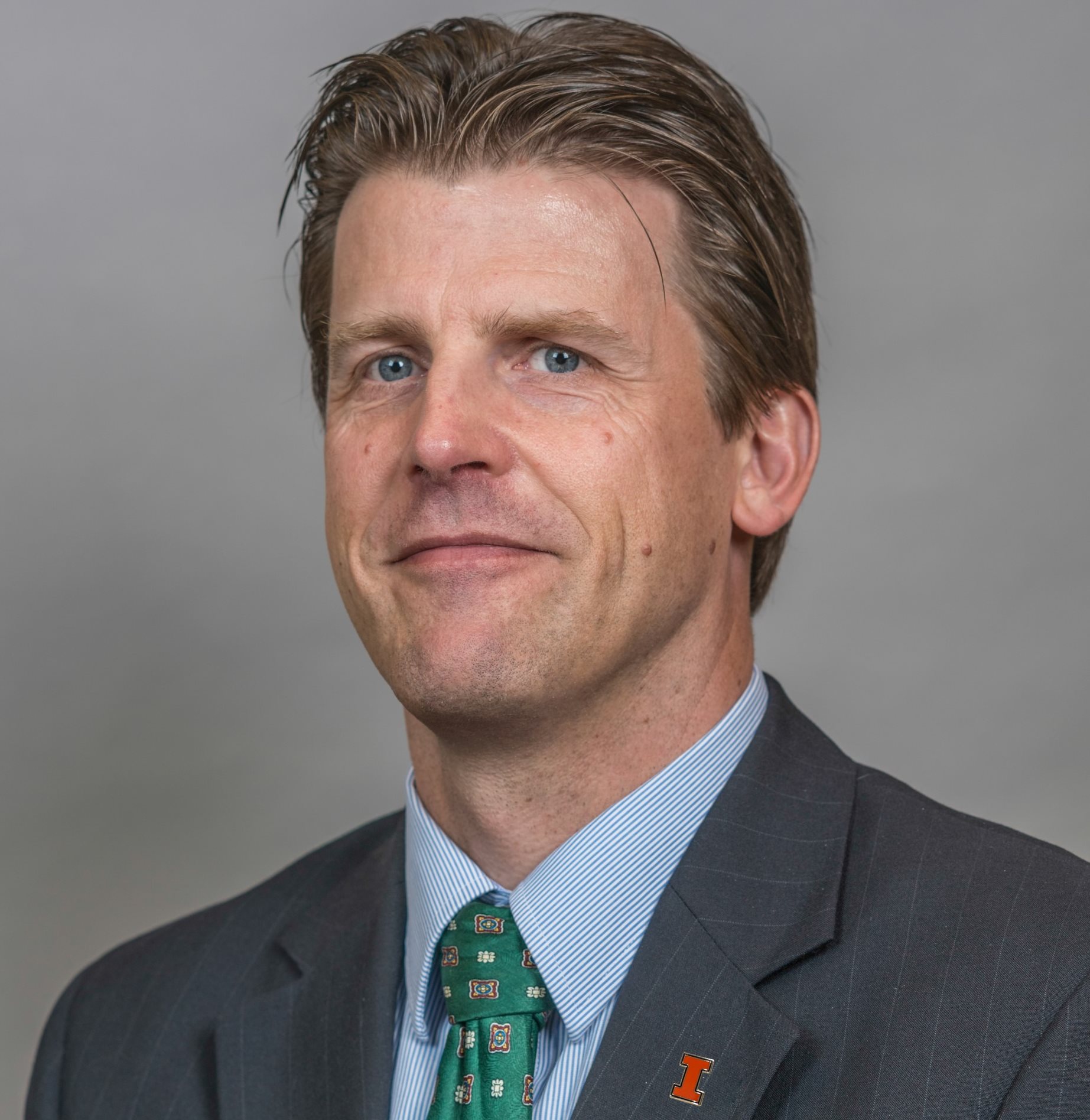 Cropped photo portrait of Paul Kenis in front of a gray background
