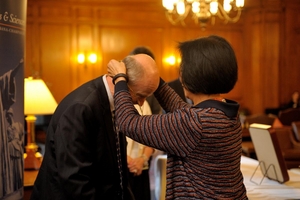 Chancellor Phyllis Wise presents Professor Higdon with the Professorship honor during the October 6 investiture.