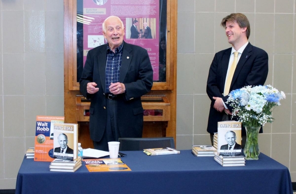 Walt Robb and Department Head Paul Kenis in Robb's book signing at Roger Adams Laboratory on May 14.
