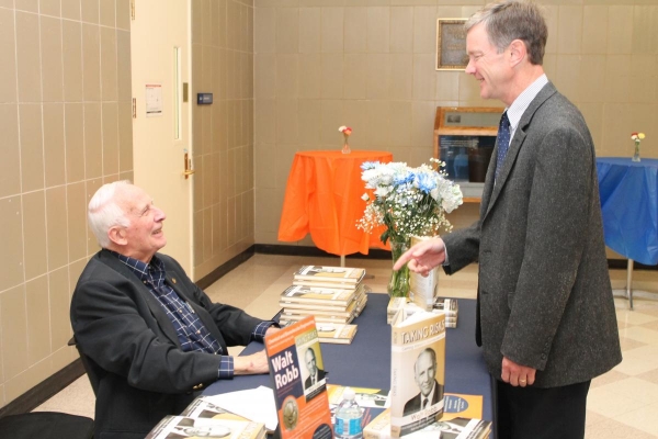 Walt Robb visits with Professor Ed Seebauer