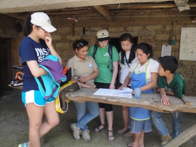 Communityâ€…leadersâ€…inâ€…Fatima,â€…Honduras,â€…explainâ€…toâ€…NGOâ€…staffâ€…andâ€…Illinoisâ€…studentsâ€…aboutâ€…theâ€…villageâ€…compositionâ€…andâ€…layoutâ€…soâ€…theyâ€…canâ€…assessâ€…howâ€…potableâ€…waterâ€…isâ€…usedâ€…inâ€…theâ€…ruralâ€…village. 