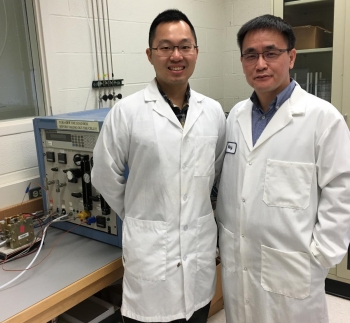 Kai-Chieh Tsao (left) and Professor Hong Yang have published their results in the journal Small.