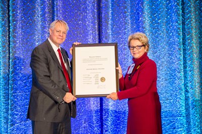 Professor Bill Hammack receives the 2020 Hoover Medal at the 2021 AIChE Honors Ceremony on November 7. Photos by Kevin Trimmer.