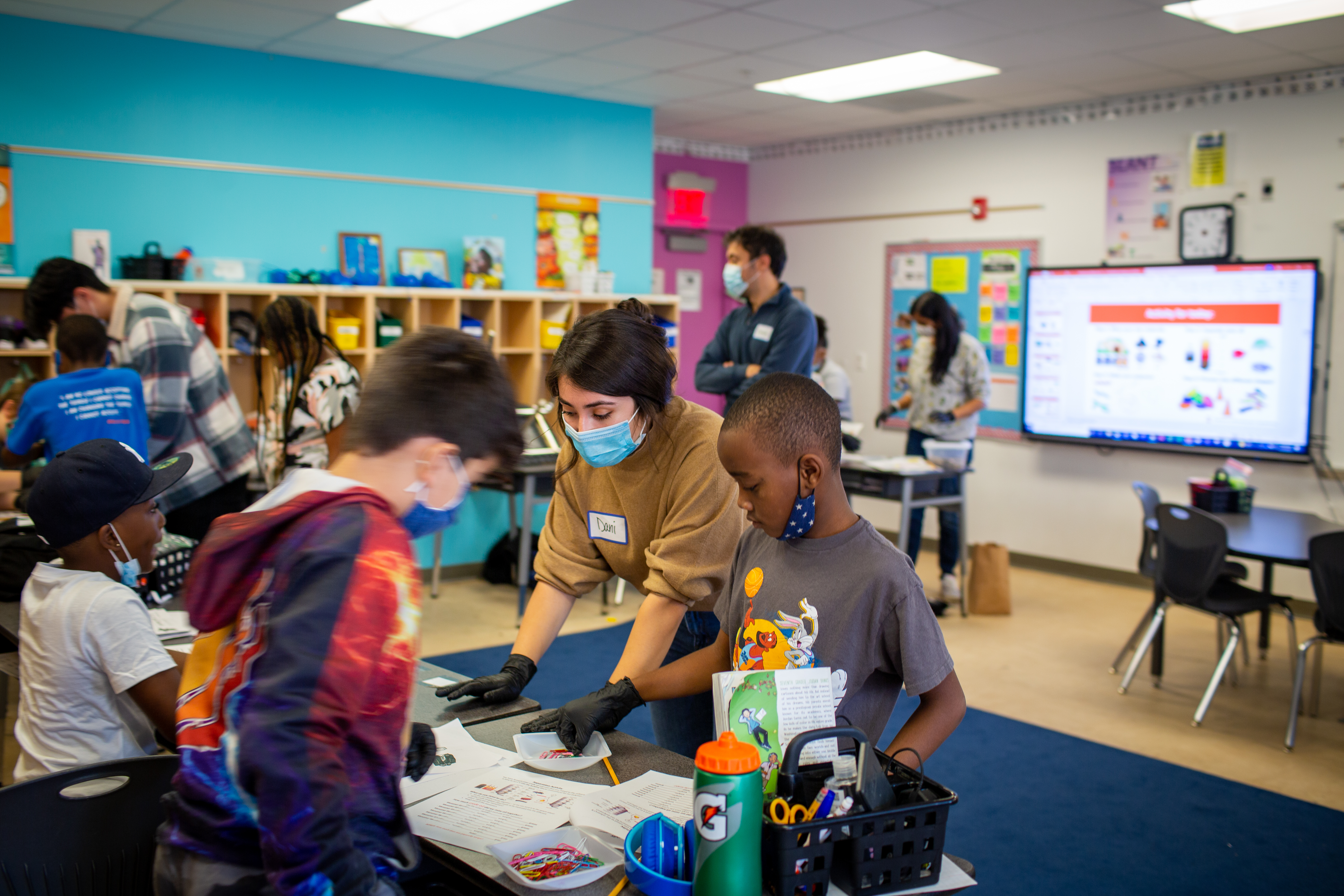 Graduate student Dani Harrier helps students weigh their 'oil'.&nbsp;