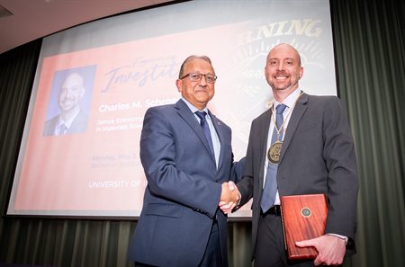 Dean Rashid Bashir (left) awards Charles Schroeder his medallion for his investiture at the Beckman Institute.