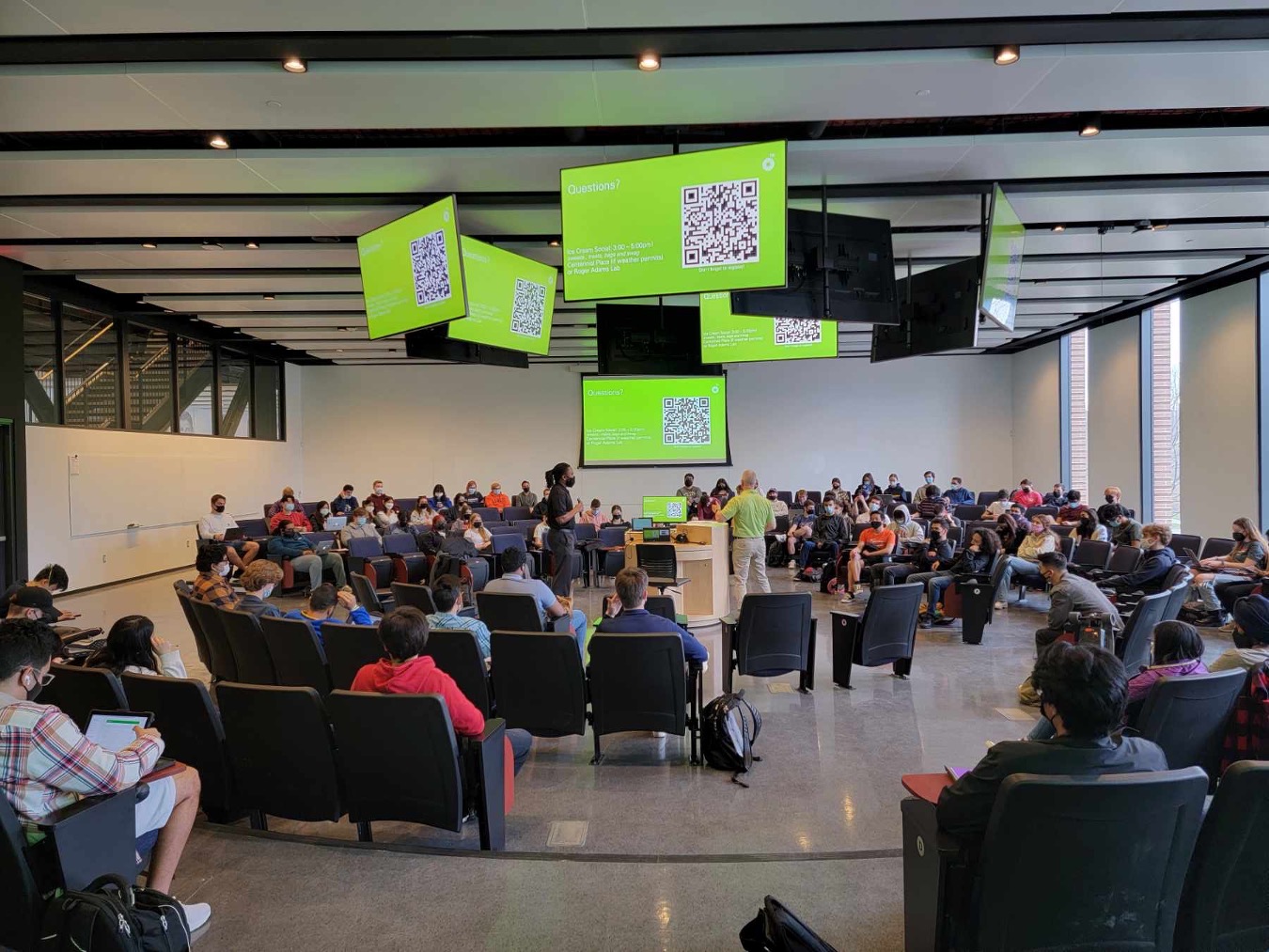 Tunde Dokun (left) and John Bartels (right) present to chemical and biomolecular engineering students.&nbsp;