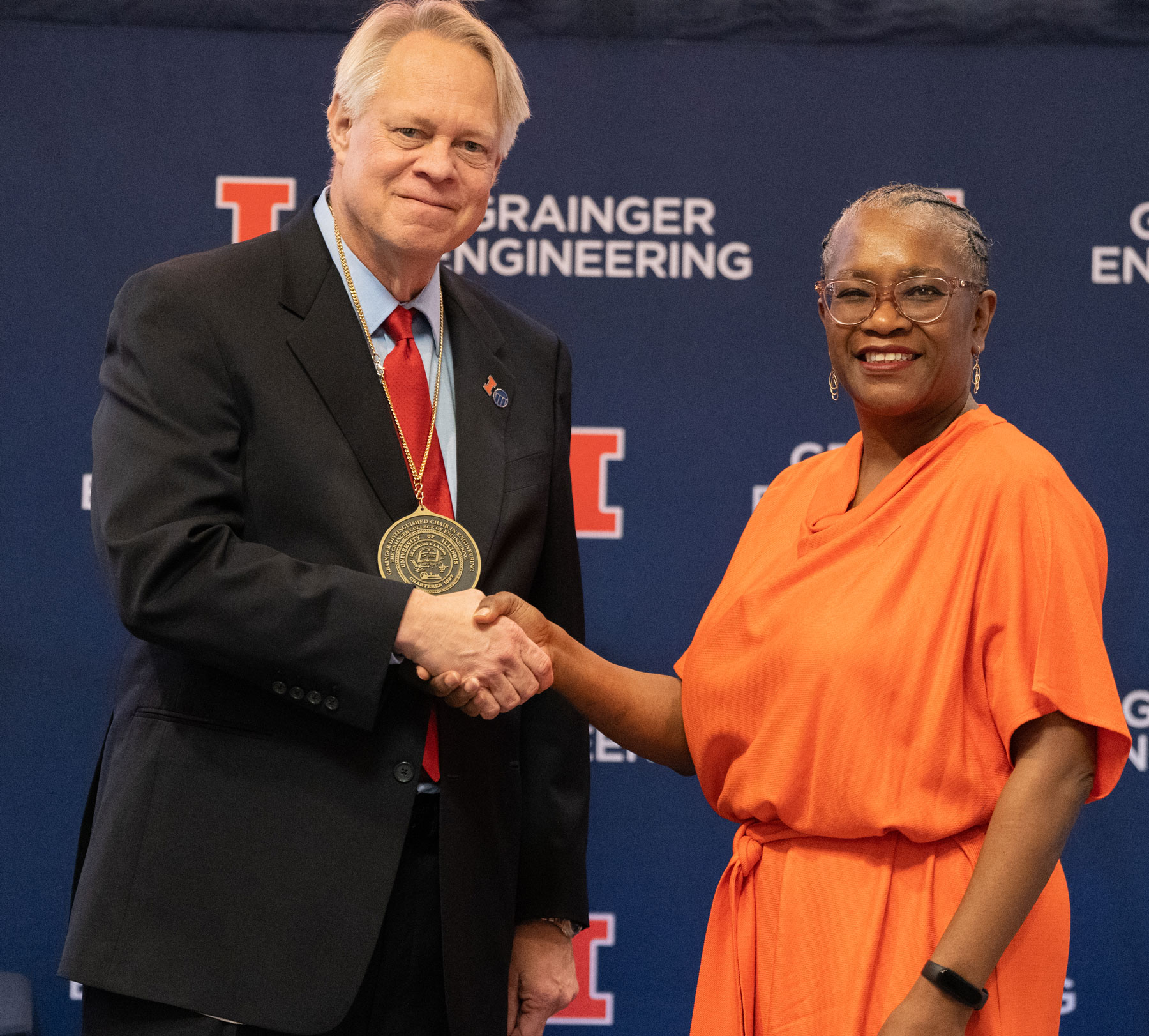 LAS dean Venetria Patton presents the Grainger Distinguished Chair medal to professor Bill&nbsp;Hammack during the investiture ceremony.